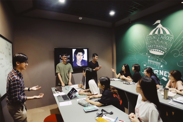 Phương pháp giảng dạy hiện đại, chuyên nghiệp sẽ giúp học viên lấy lại căn bản rất nhanh và hình thành đam mê học tiếng Anh