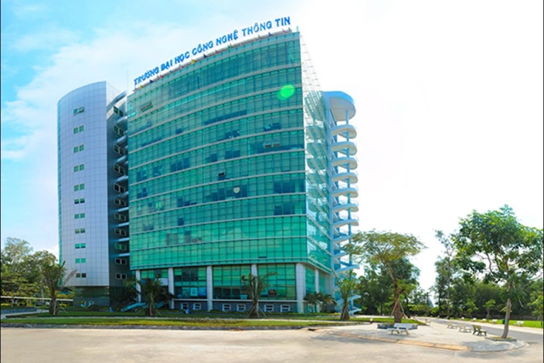 Bên ngoài Đại học Công nghệ Thông tin TPHCM