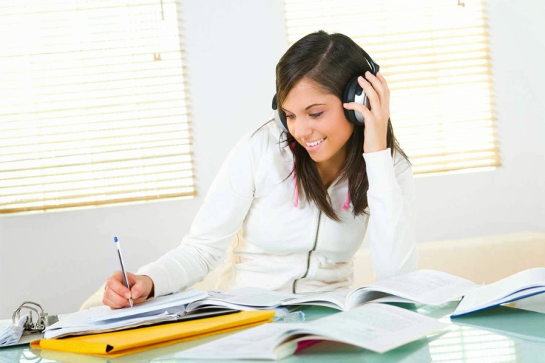 Chép lại những gì nghe được sẽ giúp bạn mau chóng lên trình Listening