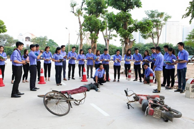 Sinh viên Đại học Kiểm sát trong giờ học thực hành (Nguồn: Hoa học trò)