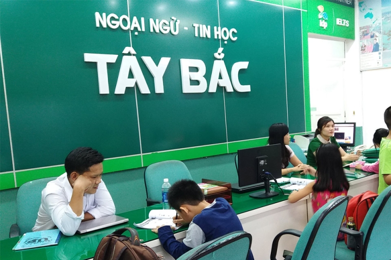 Đội ngũ tư vấn học viên tại trung tâm Tây Bắc