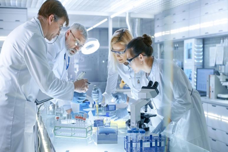 Xét nghiệm y học cung cấp tình trạng của bệnh nhân thông qua việc phân tích các mẫu bệnh phẩm nhờ vào các trang thiết bị hiện đại