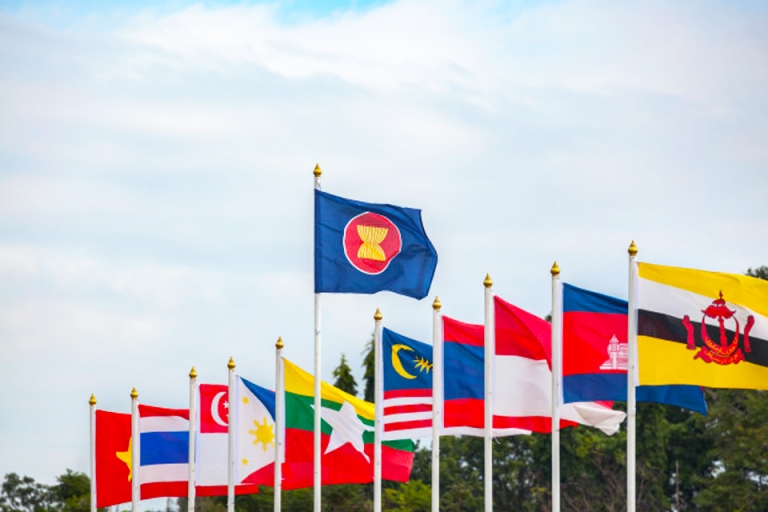 Sự kết nối ngày càng mạnh mẽ và chặt chẽ giữa các thành viên ASEAN tạo ra nhiều cơ hội việc làm trong và ngoài nước (Nguồn: Freepik)