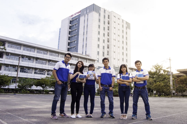 Nam thanh nữ tú trường Đại học Sư phạm kỹ thuật TP.HCM trong đồng phục của trường (Nguôn: hcmute)