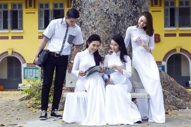 Chỉ cần tốt nghiệp bậc THPT trở lên, bạn đã có thể ứng tuyển vị trí tiếp viên hàng không