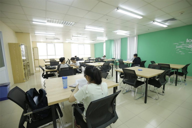 Các bạn học viên có thể thoải mái đến thư viện mà không phải tốn thêm khoản phí nào