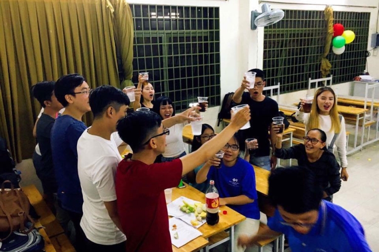 Sau những giờ học nghiêm khắc là những buổi liên hoan vui vẻ cùng nhau