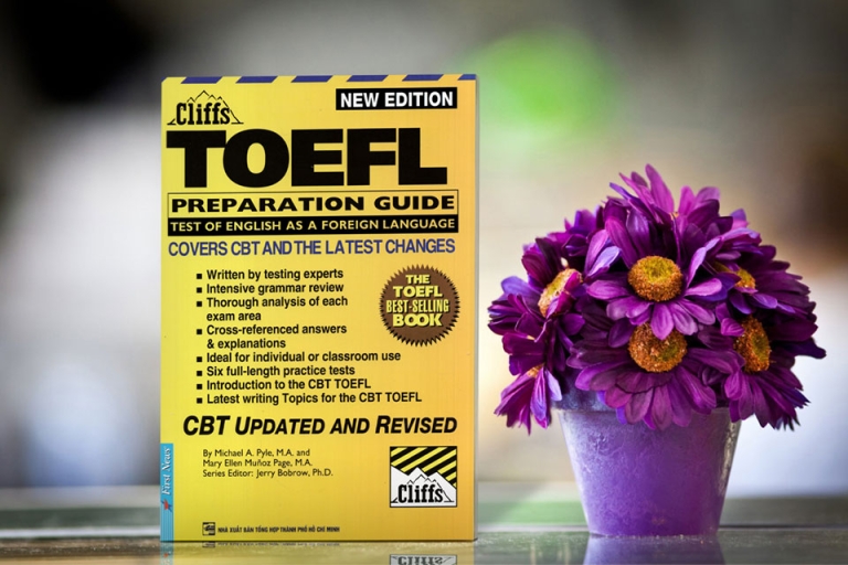 Dược biên soạn song ngữ, Cliffs TOEFL Preparation Guide giúp bạn đọc dễ dàng hơn trong việc ôn tập