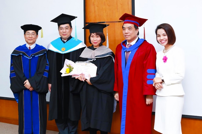 Học viên chương trình Thạc sĩ Quản trị Kinh doanh được cấp bằng trong Lễ tốt nghiệp