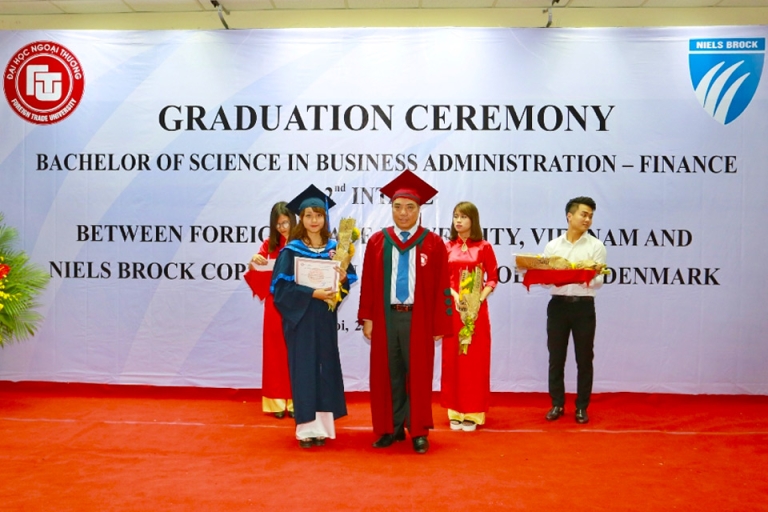 Lễ tốt nghiệp của sinh viên bậc Cử nhân Quản trị Kinh doanh liên kết với trường Niels