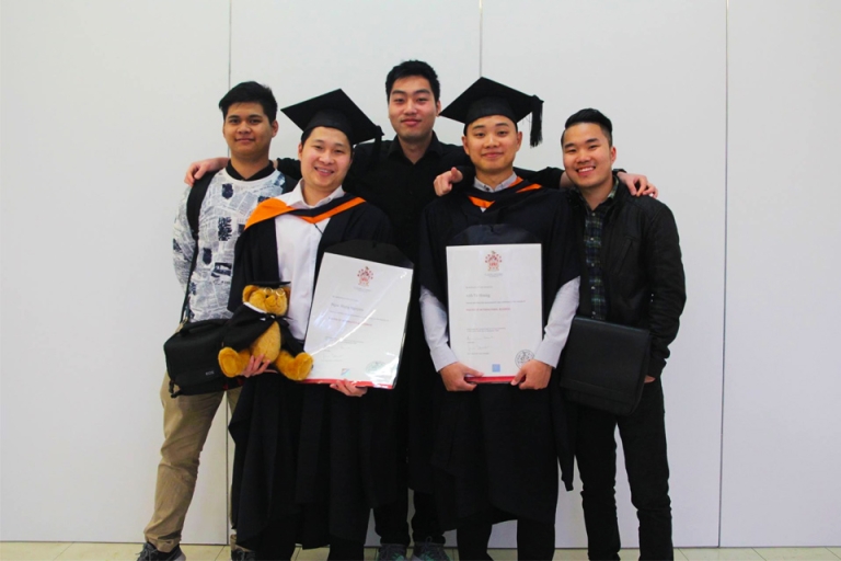 Các sinh viên khoa Đào tạo Quốc tế FTU khi nhận bằng tốt nghiệp tại Melbourne, Úc