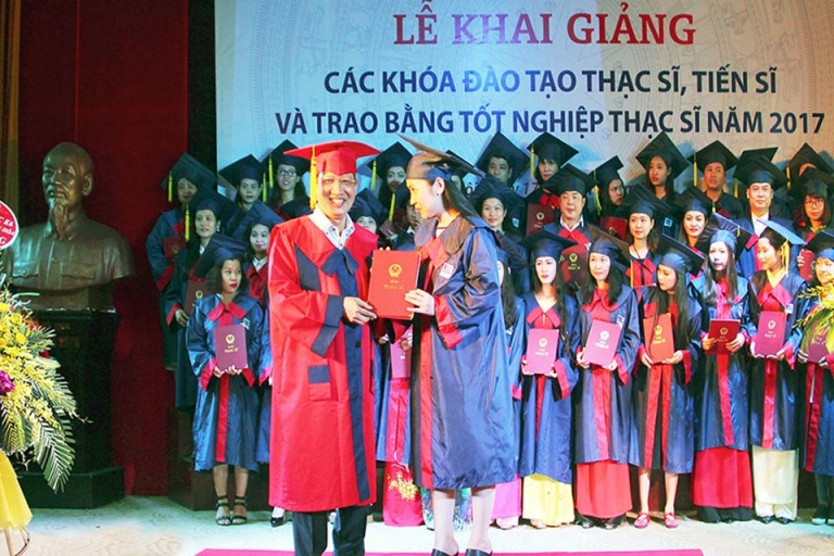 Lễ khai giảng các khóa đào tạo thạc sĩ, tiến sĩ và trao bằng tốt nghiệp thạc sĩ