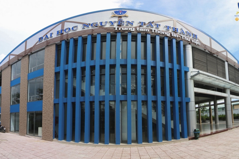Mặt tiền hoành tráng của Trung tâm Thông tin - Thư viện Đại học Nguyễn Tất Thành