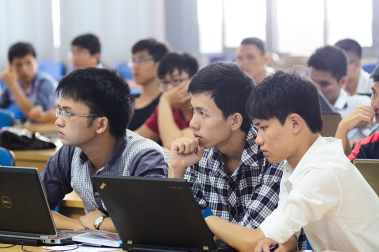 Học chung với các bạn cùng lớp cũng là một cách giúp bạn qua môn dễ dàng (Nguồn: kenh14)