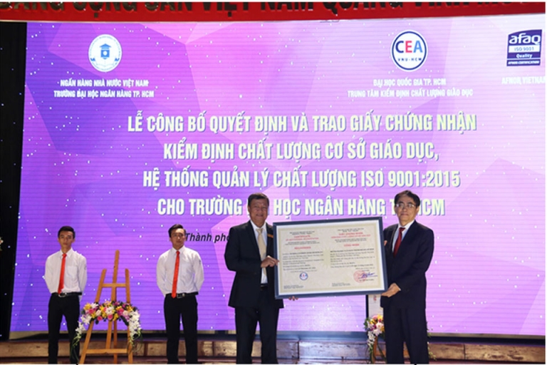 PGS. TS Lý Hoàng Ánh nhận giấy chứng nhận kiểm định chất lượng CSGD