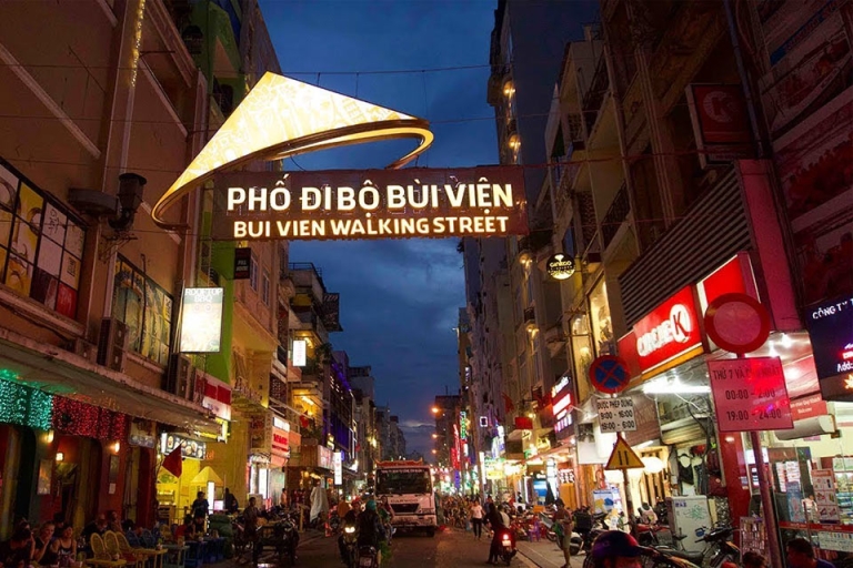 Phố đi bộ Bùi Viện là 1 địa điểm rất phù hợp để rèn luyện tiếng Anh giao tiếp
