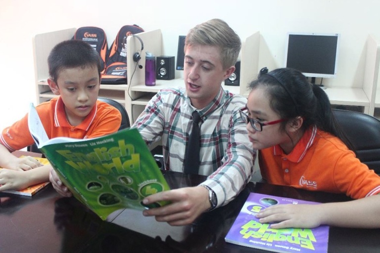 Với sự tận tâm giảng dạy của giáo viên, trẻ không những tiếp thu nhanh kiến thức mà còn tự tin giao tiếp