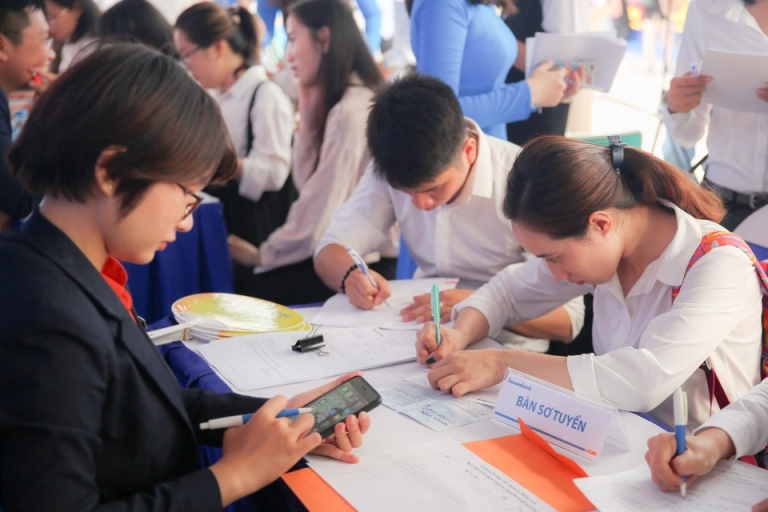 Các bạn thí sinh chủ yếu chạy theo những ngành khối kinh tế mặc cho tỉ lệ chọi cao