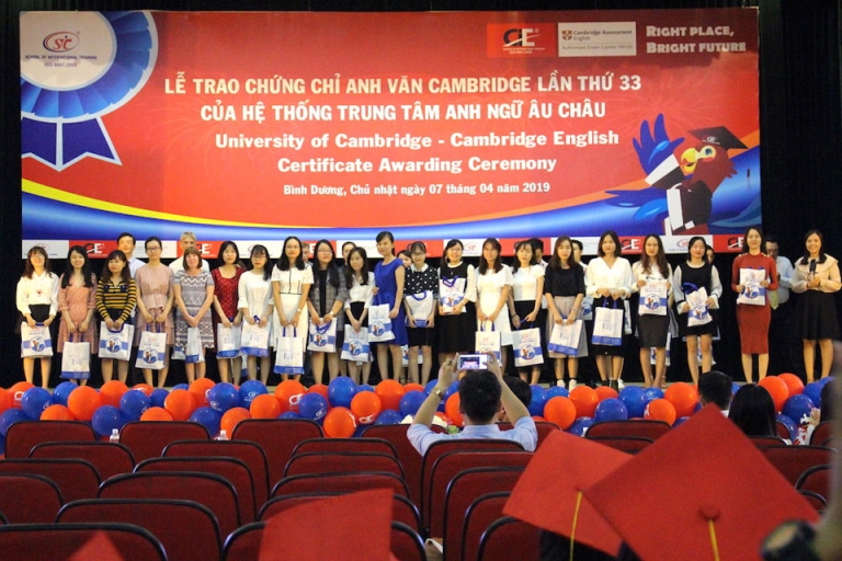 Anh ngữ Âu Châu tổ chức các buổi lễ trao chứng chỉ cho học viên vào mỗi năm