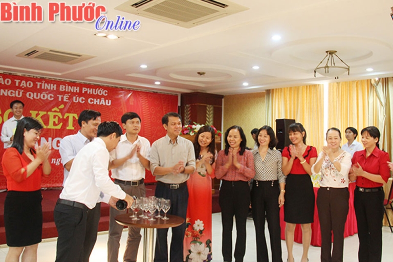 Các đại biểu tham dự lễ sơ kết chúc mừng những thành công của trung tâm (Nguồn: aiebp)