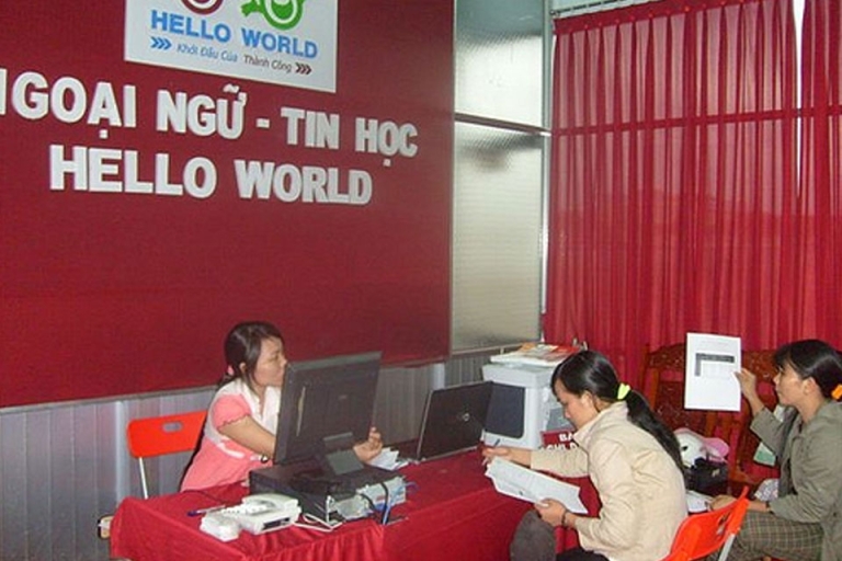 Đội ngũ nhân viên tư vấn nhiệt tình của trung tâm Ngoại ngữ Tin học Hello World (Nguồn: helloworld)