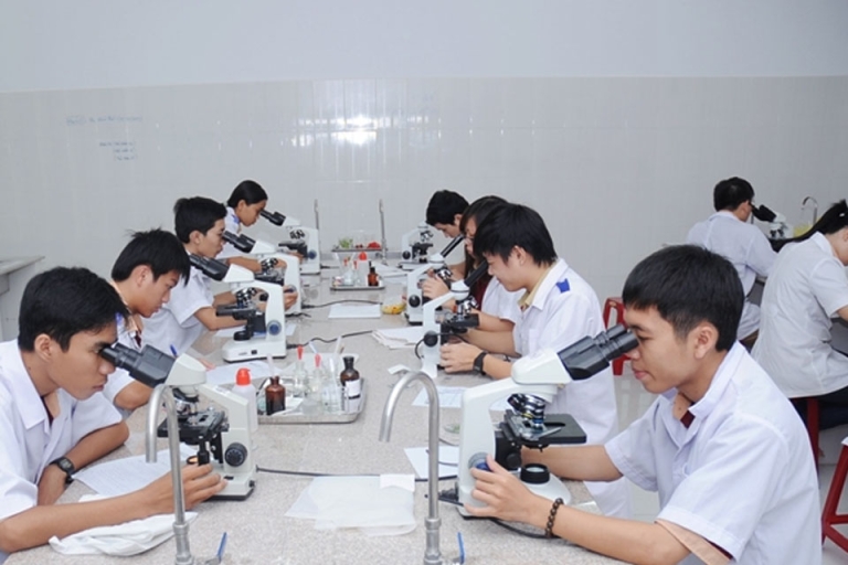 Nhà trường luôn tạo điều kiện cho sinh viên tiếp xúc với các máy móc, thiết bị y tế hiện đại
