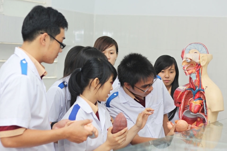 Sinh viên được học trong phòng thực hành để kiến thức trở nên gần gũi hơn, gắn liền với thực tế