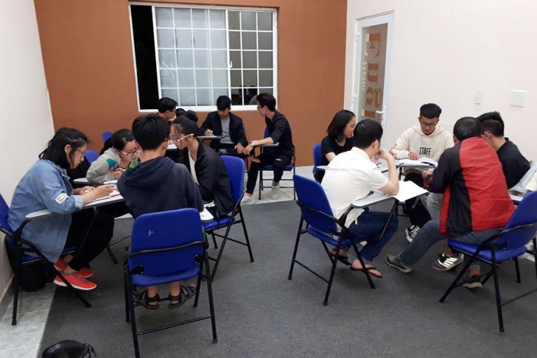 Lớp học với sỉ số hợp lý, giúp học viên có thể tiếp thu kiến thức hiệu quả (Nguồn: Facebook - Hello English Language Center)