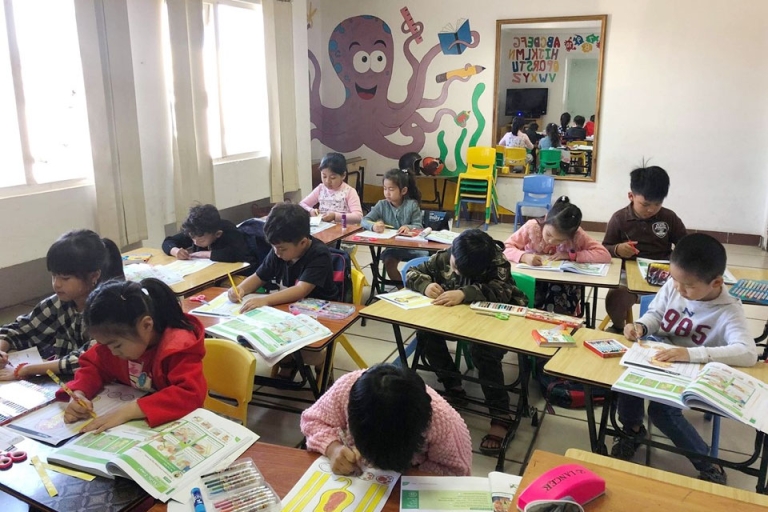 Các bé chăm chú trong giờ học
