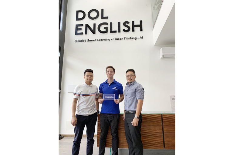 Đại diện Edu2Review trao huy hiệu Verified by Edu2Review đến với DOL English