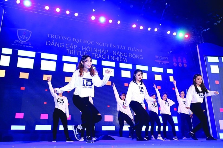Lts Crew là CLB xuất thân từ CLB văn nghệ của trường Đại học Nguyễn Tất Thành