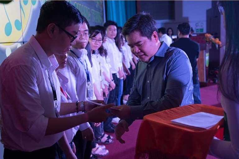 Trao tặng Học bổng Dương Quang Trung cho các bạn sinh viên (Nguồn: Đại học Y khoa Phạm Ngọc Thạch)
