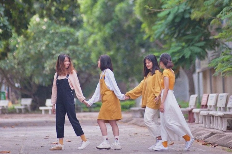 Khuôn viên trước ký túc xá luôn là điểm đến lý tưởng của các bạn sinh viên BUH