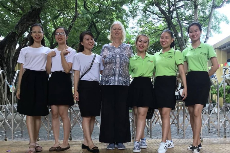 Các nhân viên và học viên tại STEC trong một buổi ngoại khóa