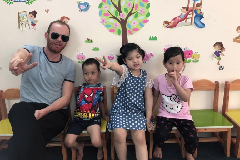 Đội ngũ giáo viên bản xứ tại Phonics-Smart rất thân thiện với các học viên nhí