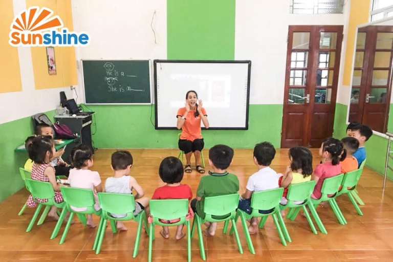 Các bé chăm chú và ngoan ngoãn tham gia lớp học