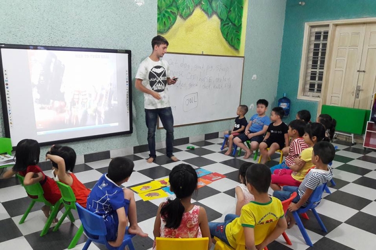 Các học viên của Edemy chăm chỉ học tập cùng với thầy giáo