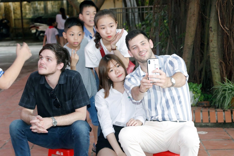Giáo viên cùng học viên Language Link Hưng Yên (Nguồn: Trung tâm Anh ngữ Language Link Hưng Yên)