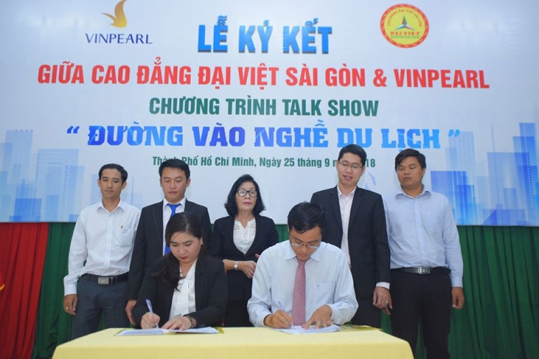 Buổi lễ ký kết hợp tác của trường Cao đẳng Đại Việt Sài Gòn với VinPearl Land