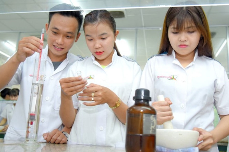 Sinh viên khoa dược tại Cao đẳng Đại Việt Sài Gòn