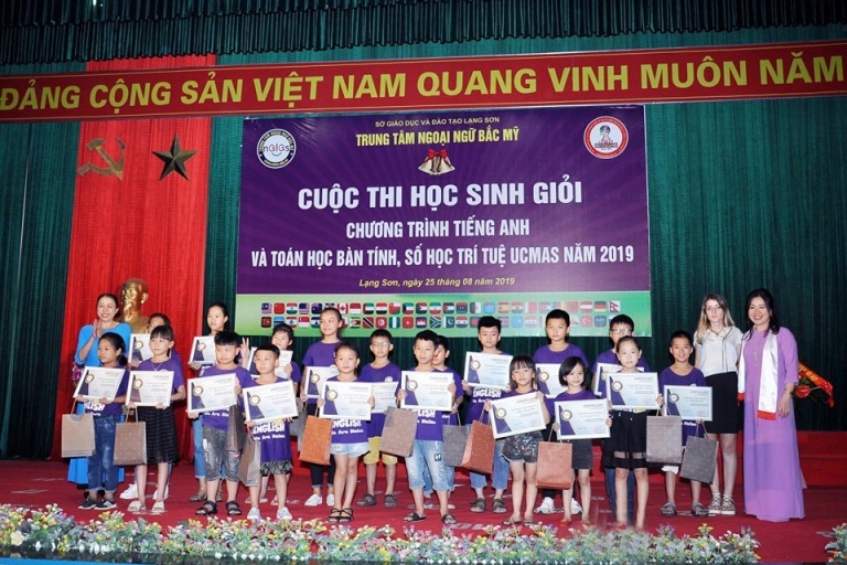 Các bạn nhỏ xuất sắc nhận giải từ cuộc thi do trung tâm tổ chức