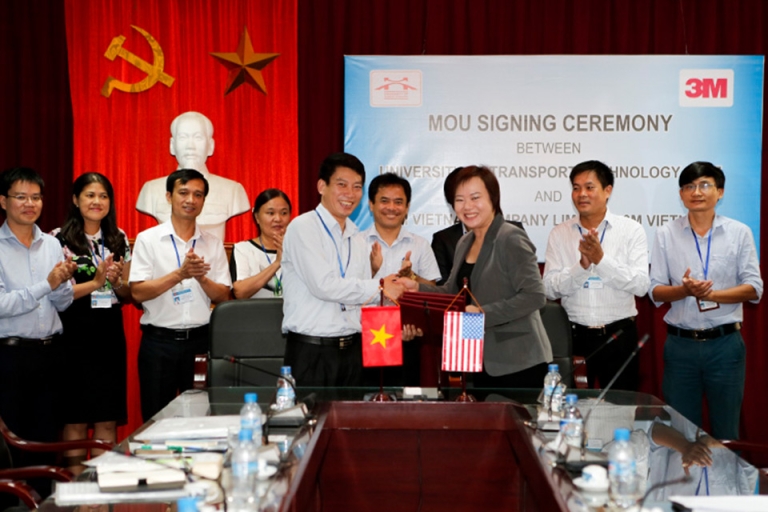 Trường Công nghệ Giao thông Vận tải trong buổi ký kết hợp tác với công ty 3M
