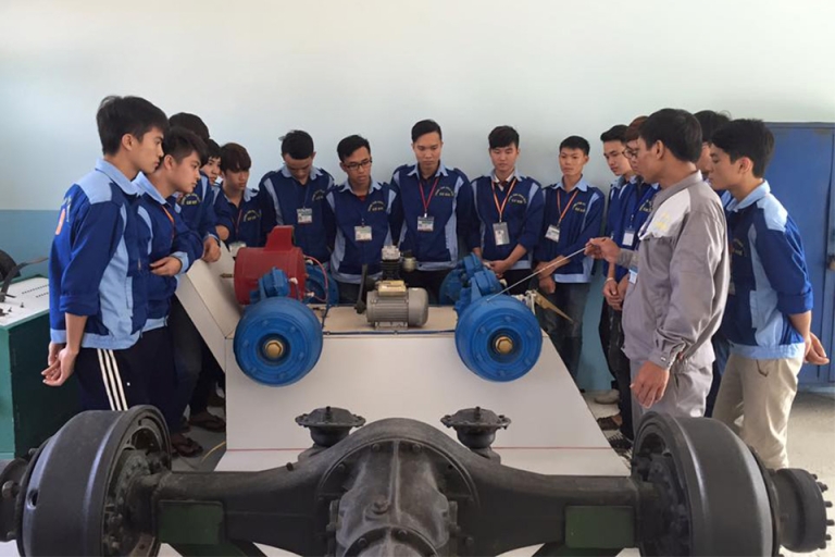 Chương trình đào tạo tại trường Đại học Công nghệ Giao thông Vận tải theo hướng ứng dụng và thực hành