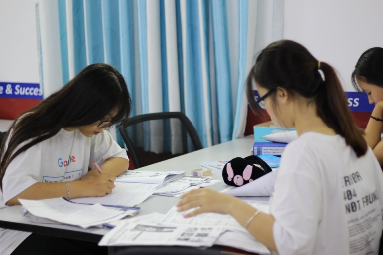Trung tâm Anh ngữ AA áp dụng phương pháp dạy cho học viên giải đề trên lớp và trực tiếp chỉnh sửa