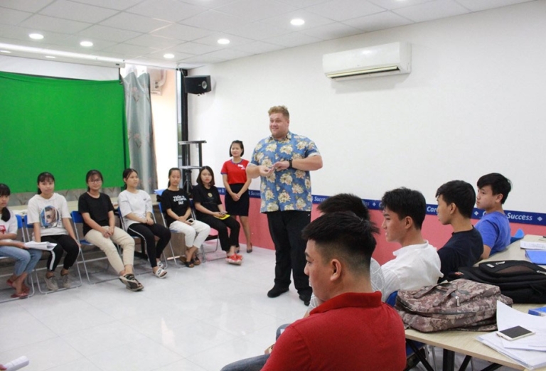 Buổi học giao tiếp thú vị cùng thầy giáo bản ngữ tại trung tâm AMA Quảng Nam (Nguồn: Facebook Anh ngữ AMA Quảng Nam)