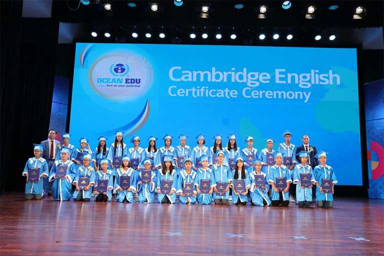 Trung tâm trung buổi trao bằng cho các em (Nguồn: Facebook - Trung tâm Anh ngữ Quốc tế Ocean Edu)