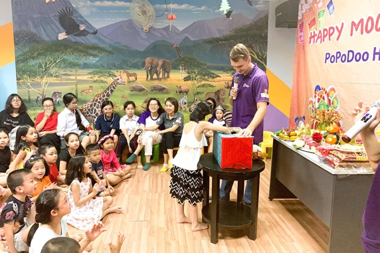 Hoạt động vui chơi tiếng Anh dành cho trẻ tại trung tâm (Nguồn: Trung tâm Anh ngữ Quốc tế Popodoo)