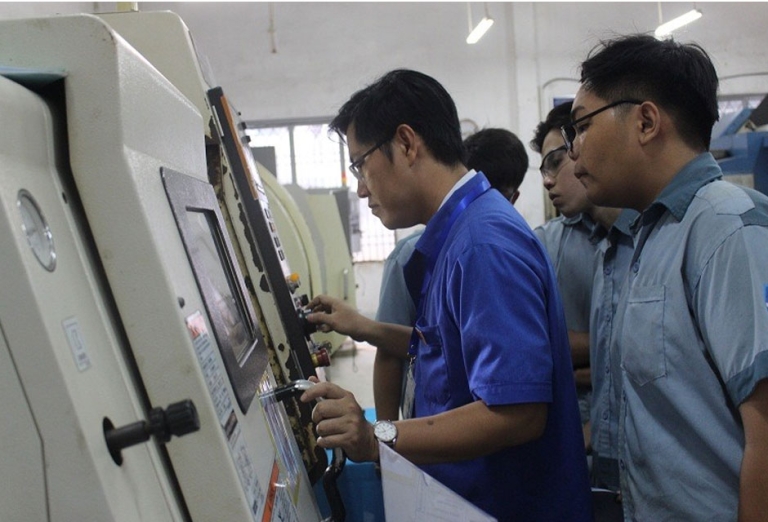 Buổi học thực hành hào hứng của các sinh viên tại Cao đẳng Giao thông vận tải 3 (Nguồn: Facebook)