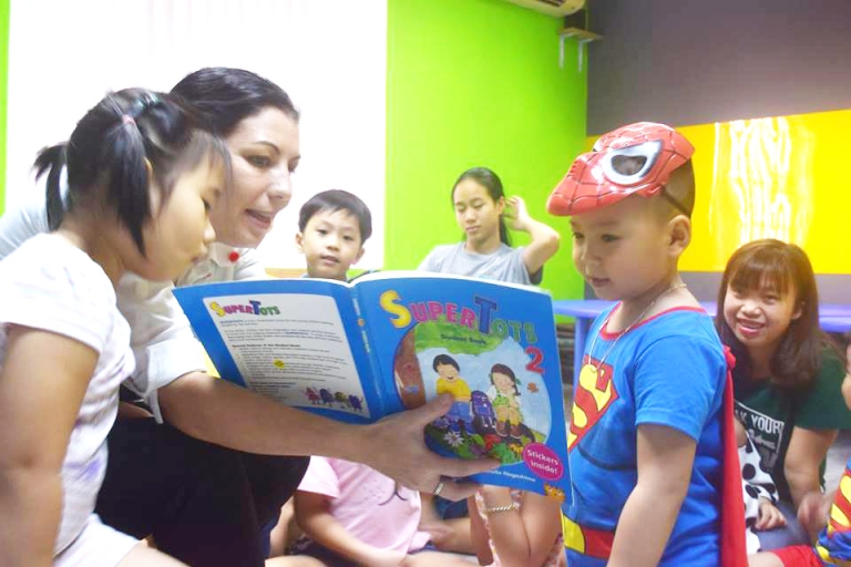 Trẻ hào hứng với trò chơi hóa trang và cùng học tiếng Anh