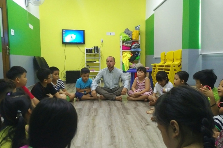 Lớp học tiếng Anh thân thiện, gần gũi với các em nhỏ